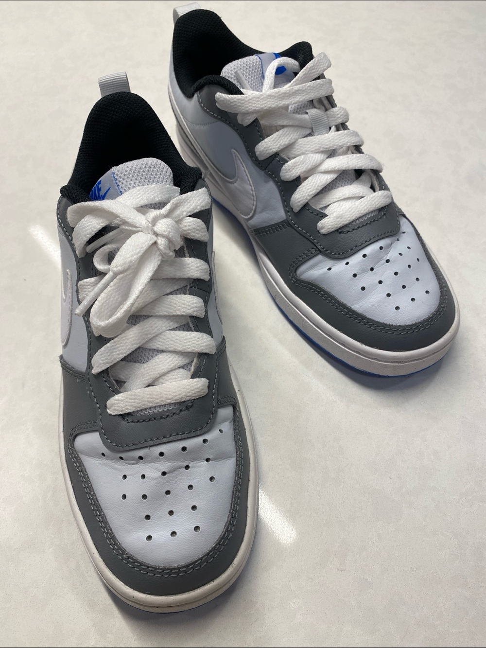 Nike Kids Borough low redraft Gray /White Low-Top Sneakers with Blue Detail